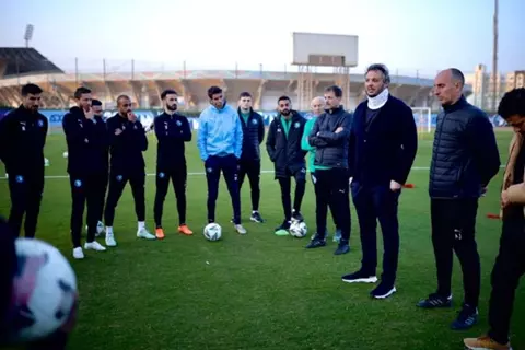 رئيس بيراميدز يحفز اللاعبين قبل مواجهة مودرن سبورت